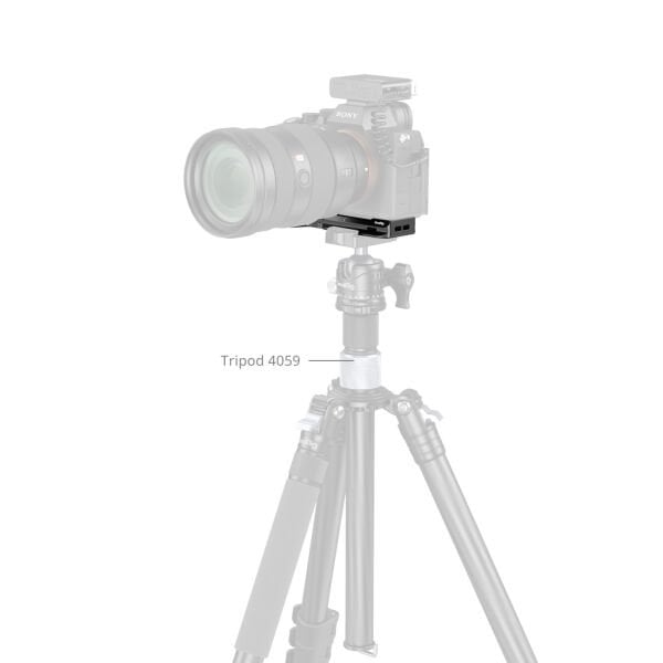 SmallRig 6033 Sony Alpha 7 V / 7R V / 7 IV  için AirTag Yuvalı  Taban Plakası