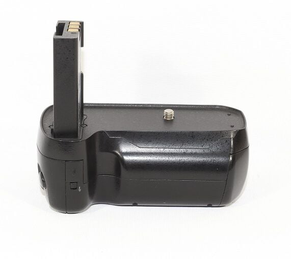 PDX  D40C Nikon D40 için   Battery Grip (2.el Çalışır Durumda)