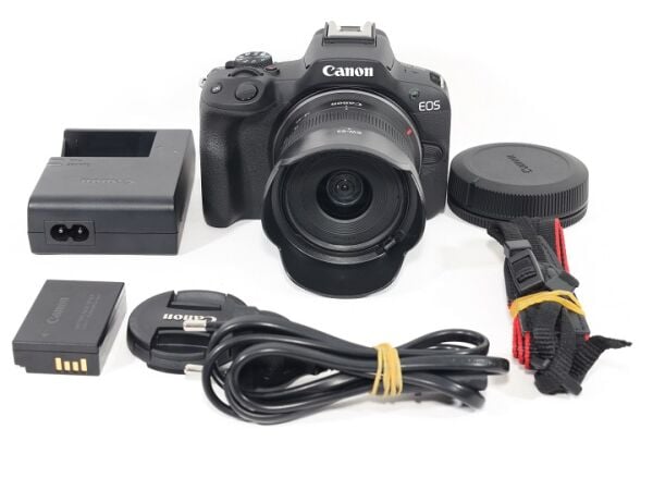 Canon EOS R50 + 18-45mm ( Yeni Gibi)